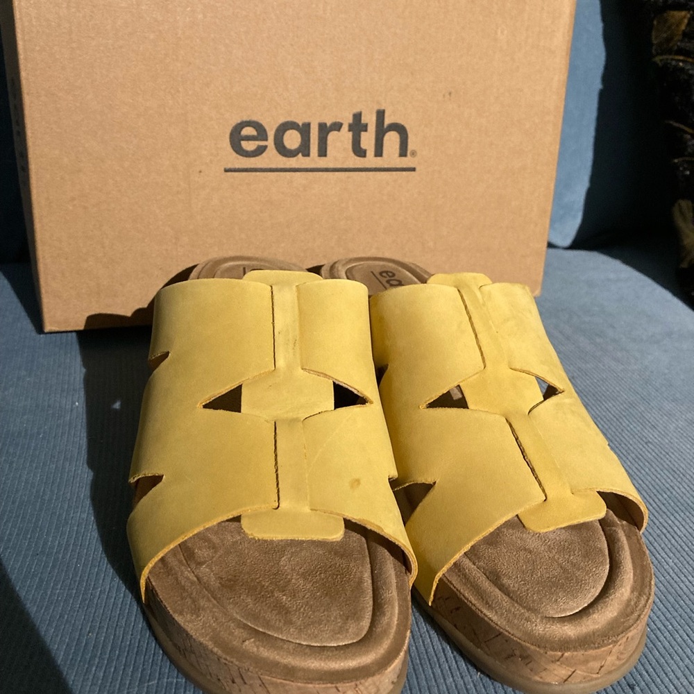 NWB. Beautiful soft luxurious Comfort EARTH 3” wedge open toe slides-brand new